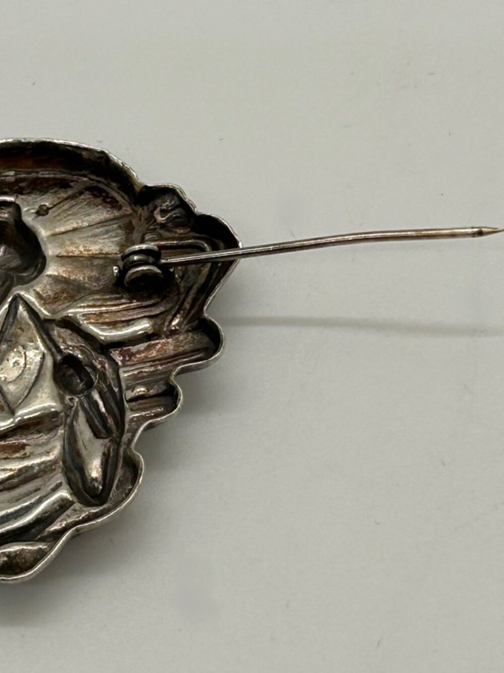Vintage Japanese Geisha Brooch Pin Repoussé Parasol Silver-Tone Art Deco Asian - Picture 6 of 7